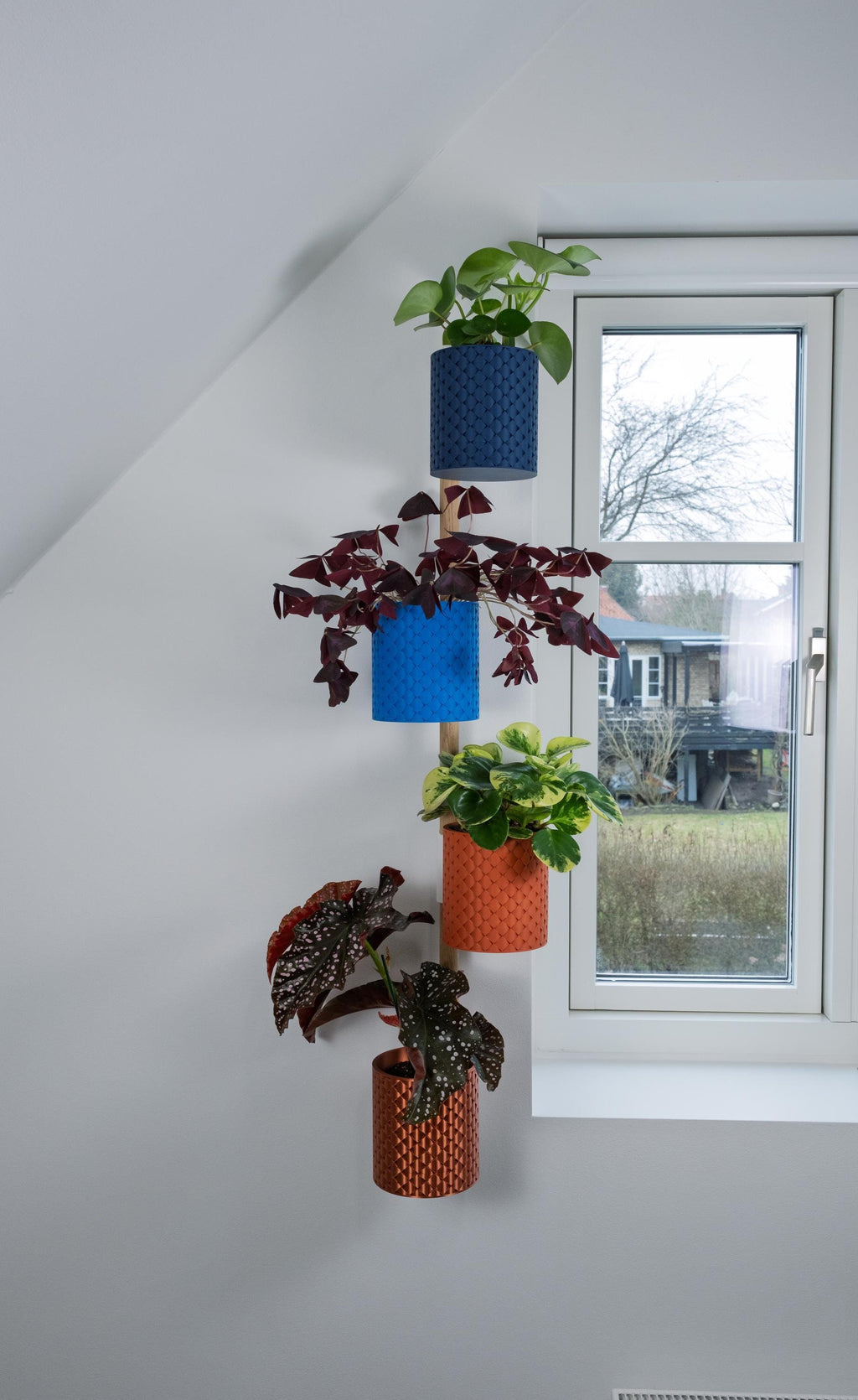 Lodret vægplantesystem Quilted med bøgetræsskinne – 2–4 potter