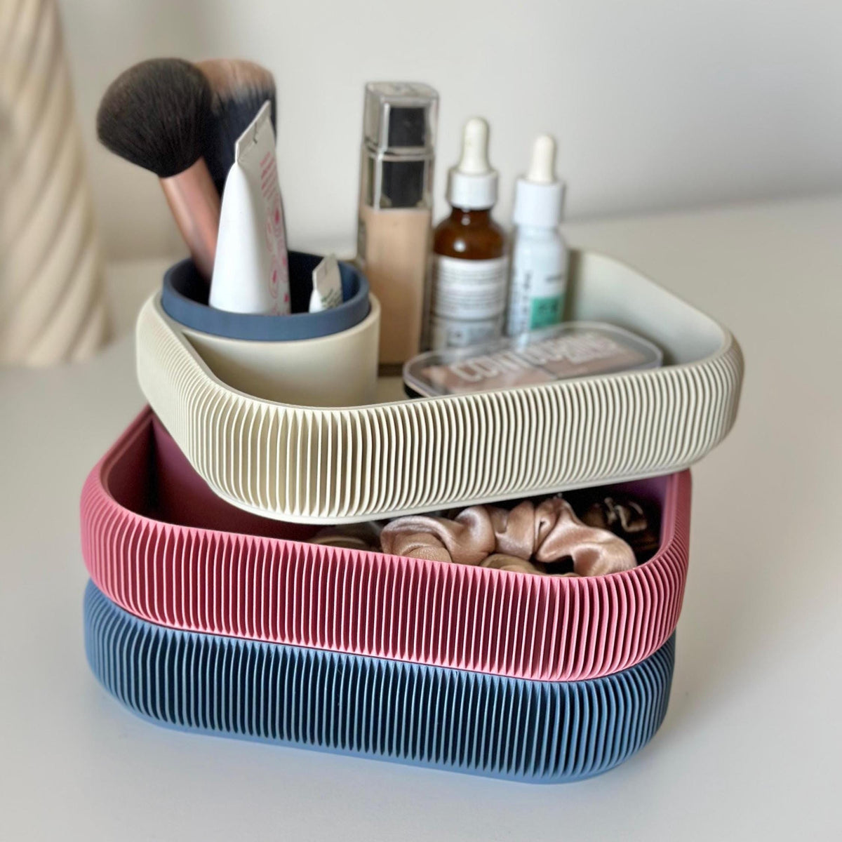 Stabelbar makeup-organizer til badeværelse og hudpleje
