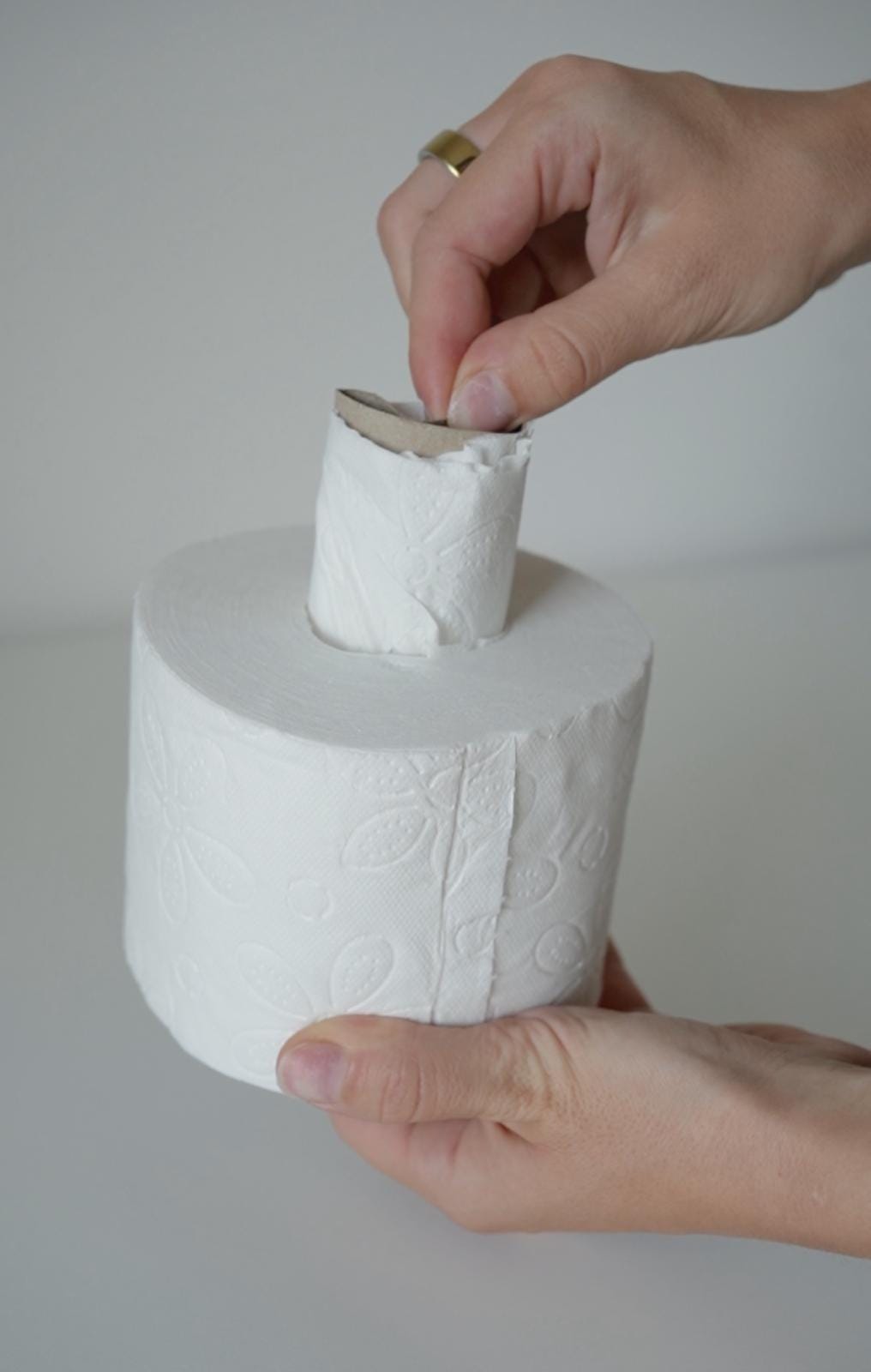 Moderne tissue-dispenser til toiletpapirrulle