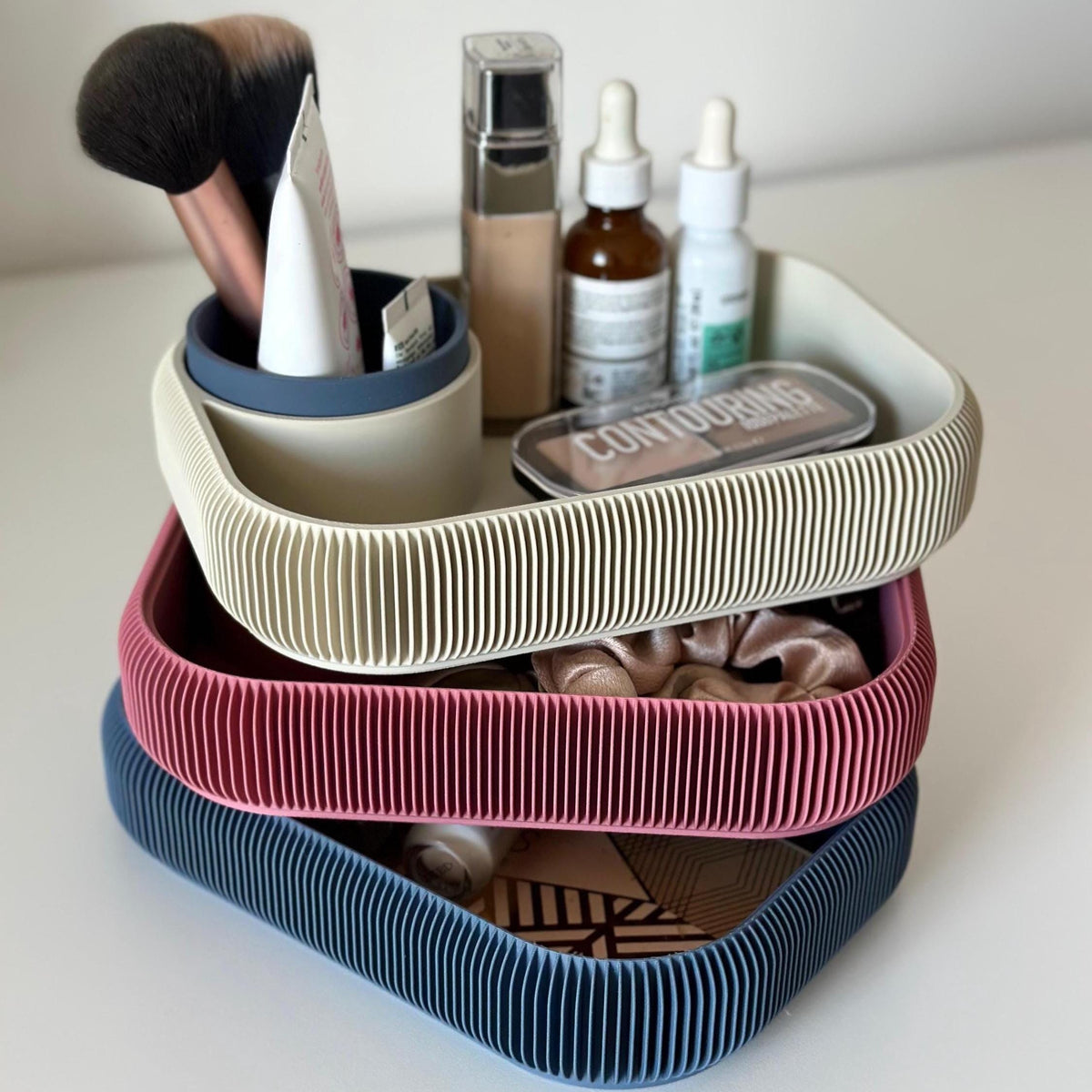 Stabelbar makeup-organizer til badeværelse og hudpleje