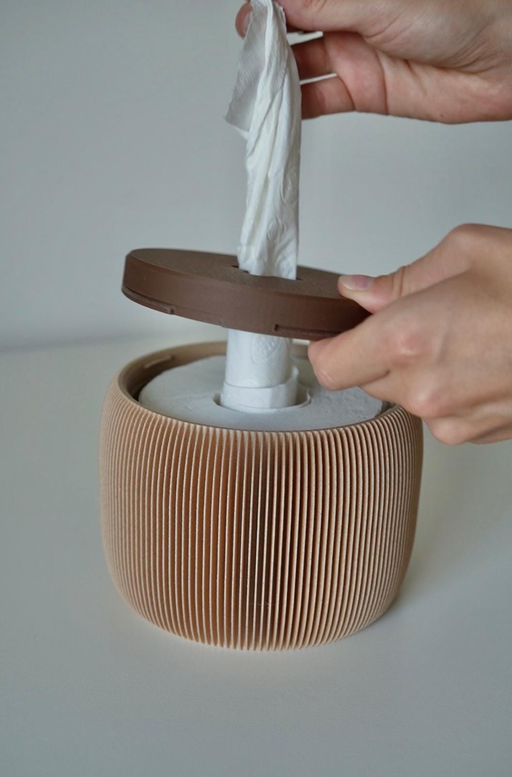 Moderne tissue-dispenser til toiletpapirrulle
